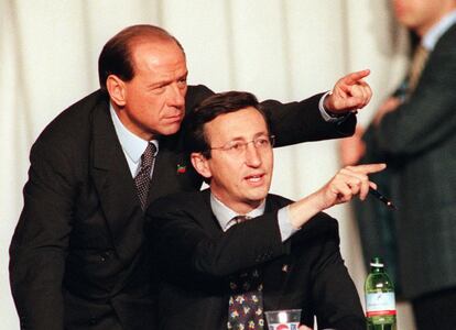 19 de marzo de 1996. En julio de 2010 el consejo ejecutivo del PDL emitió un comunicado en el que consideraba a Gianfranco Fini (en la imagen), líder de Alianza Nacional, “incompatible” con el partido e incapaz de ejercer su labor como presidente del Parlamento con neutralidad.