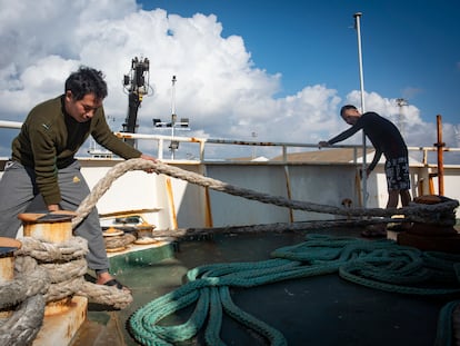 Than Htike, mecánico birmano de 38 años y Nyo Tun Lwin, contramaestre birmano de 30 años recogiendo un cabo en la cubierta del 'Sea Condor', abandonado en el Puerto de Santa María desde abril.