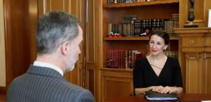El rey Felipe VI, durante la reunión que mantuvo este lunes con la ministra de Trabajo y Economía Social, Yolanda Díaz.