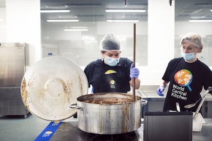 Karla Hoyos Hernández y los voluntarios en la cocina de Santa Eugenia de la ONG WCK de José Andrés.