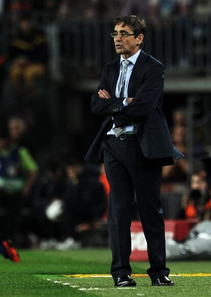 Fernando Vazquez en la banda del Camp Nou.