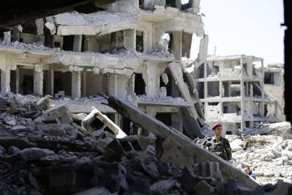 Un miembro del ejército sirio camina entre casas derruídas en la zona de Jobar, antes bajo control rebelde, al este de Guta (Siria).
