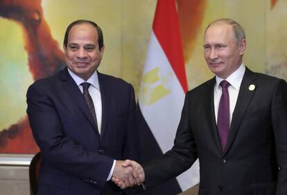 Al Sisi saluda al presidente ruso, Vladimir Putin, en una reuni&oacute;n en la reciente cumbre de los pa&iacute;ses BRICS