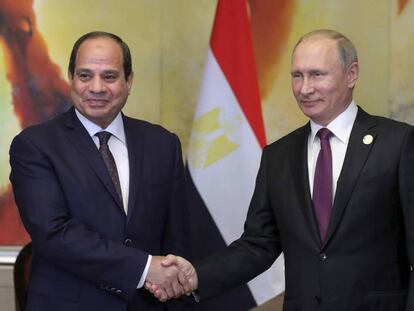 Al Sisi saluda al presidente ruso, Vladimir Putin, en una reuni&oacute;n en la reciente cumbre de los pa&iacute;ses BRICS