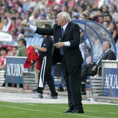 Carlos Bianchi da instrucciones a sus jugadores desde la banda.