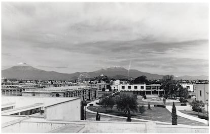 Imagen del campus de la UDLAP en Puebla. Al fondo, los volcanes Popocatépetl e Iztaccíhuatl.