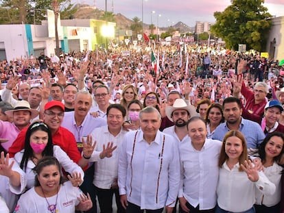 El Secretario de Gobernación, Adán Augusto López (c), acompañado de Mario Delgado y Alfonso Durazo, durante un evento en Sonora, el 2 de abril.