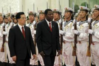 El presidente de Benin, Yaya Boni (c-d), y su homólogo chino, Hu Jintao, revisan la guardia de honor del Ejército Popular de Liberación (PLA).