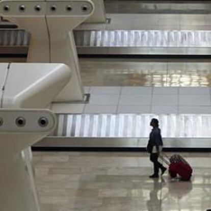 Un pasajero en el aeropuerto de Barajas