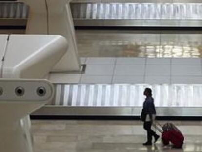 Un pasajero en el aeropuerto de Barajas