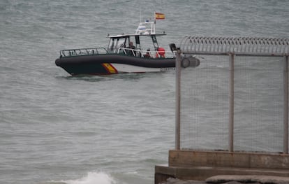 Una embarcación de la guardia civil en Ceuta, este sábado. 