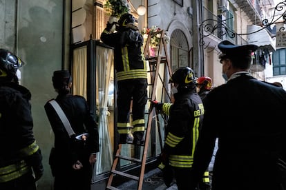 Los bomberos retiran la capilla del joven delincuente fallecido Emanuele Sibillo