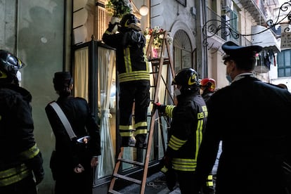 Bombeiros retiram a capela do jovem criminoso falecido Emanuele Sibillo. 