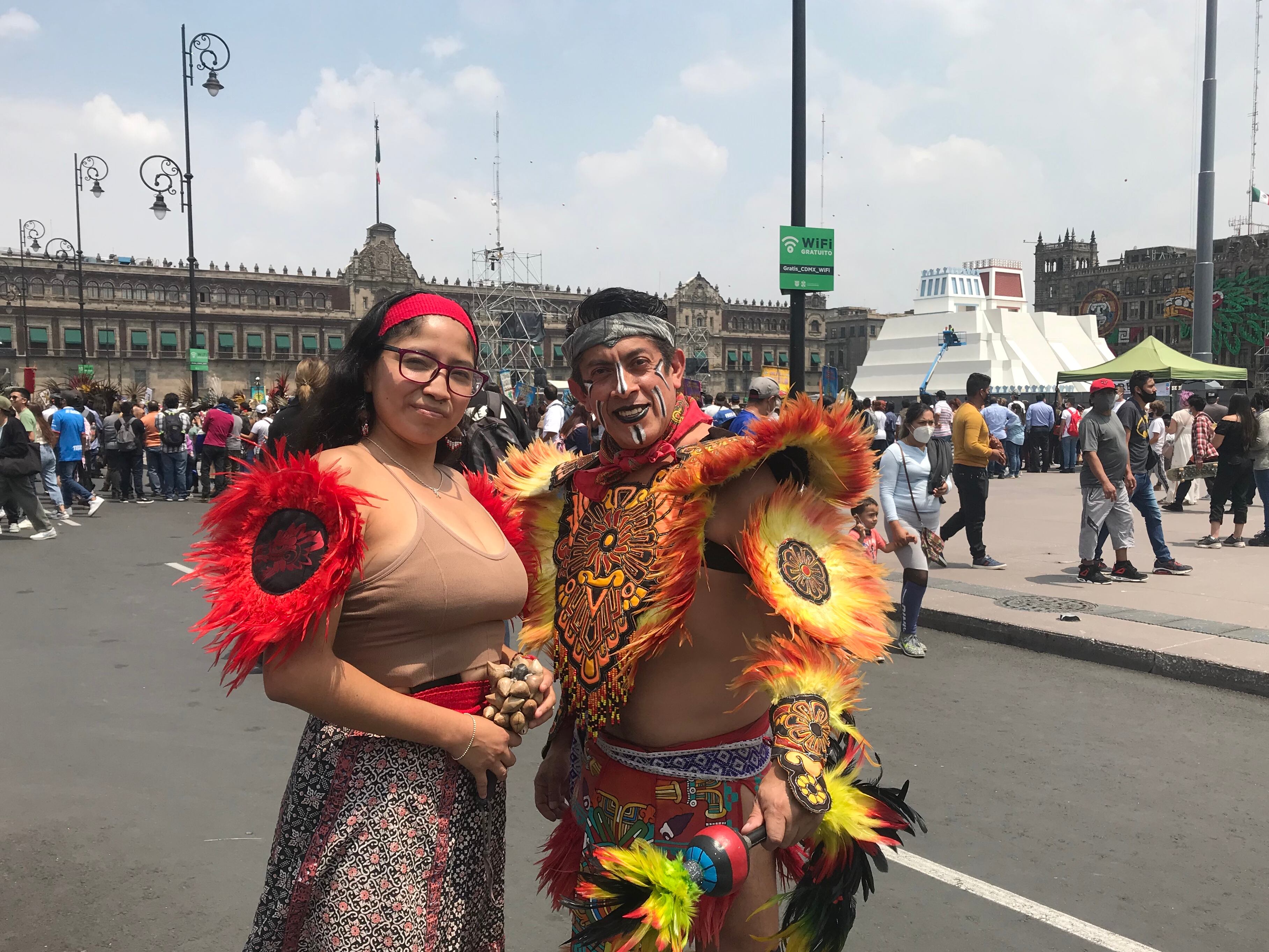 Alberto Morales y su compañera Bárbara participan en las danzas conmemorativas de los 500 años de la caída de Tenochtitlan.