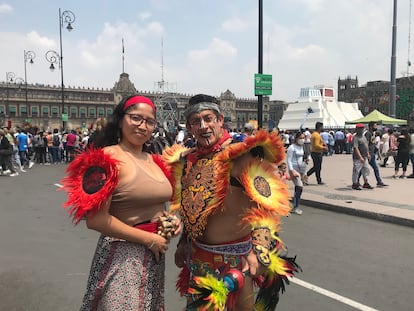 Alberto Morales y su compañera Bárbara participan en las danzas conmemorativas de los 500 años de la caída de Tenochtitlan.