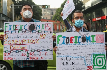 Manifestantes protestan frente al Senado en Ciudad de México