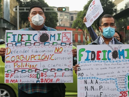 Manifestantes protestan frente al Senado en Ciudad de México por la extinción de los fideicomisos para la ciencia el pasado octubre.