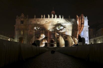 Fotografía de Steve McCurry proyectada en la fachada de la basílica de San Pedro en el Vaticano.