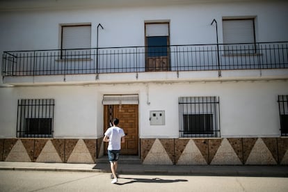 Luis Ortega en la puerta principal de la vivienda de dos plantas que acaba de comprar en Casas de Fernando Alonso. 