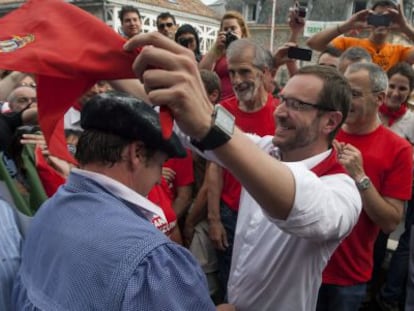 Javier Maroto coloca el pañuelo de fiestas a Celedón