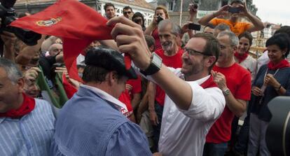 Javier Maroto coloca el pañuelo de fiestas a Celedón