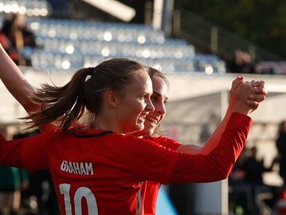 Caroline Graham, la 10 de Noruega, celebrando un gol junto a Ingrid Moe Wold.