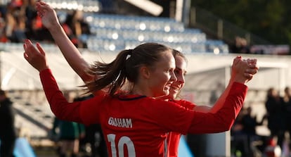 Caroline Graham, la 10 de Noruega, celebrando un gol junto a Ingrid Moe Wold.