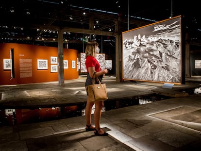 La exposición Amazonia, que reúne 200 fotografías de Sebastião Salgado, este lunes en el centro cultural Sesc Pompeia, en São Paulo.