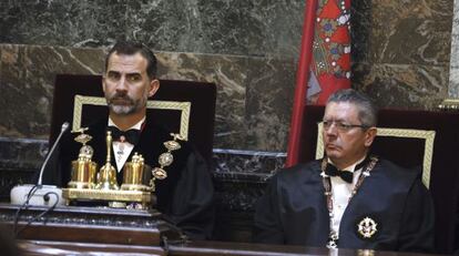 Felipe VI, junto al ministro de Justicia, Alberto Ruiz-Gallard&oacute;n, en la apertura del a&ntilde;o judicial.