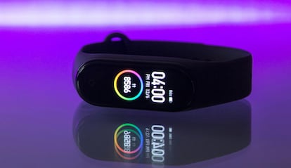 Pantalla de una pulsera inteligente de Xiaomi de color negro