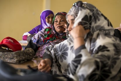Alumnas escuchan al profesor del curso de ayudante topógrafo que se imparte en la Escuela Nacional de Trabajos Públicos de Aleg, en el sur de Mauritania. La crisis económica ha provocado grandes recortes en gasto social, lo que está forzando a muchas mujeres jóvenes a buscar su primer empleo.