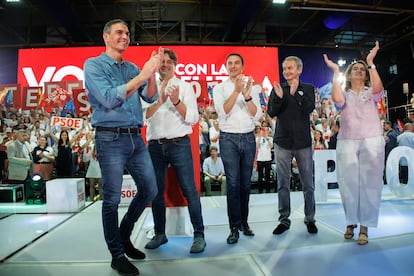 El secretario general del PSOE y presidente del Gobierno, Pedro Sánchez, la candidata socialista a las elecciones europeas, Teresa Ribera (1d), el expresidente del Gobierno, José Luis Rodríguez Zapatero, y el exlíder del PSOE en Madrid, Juan Lobato.