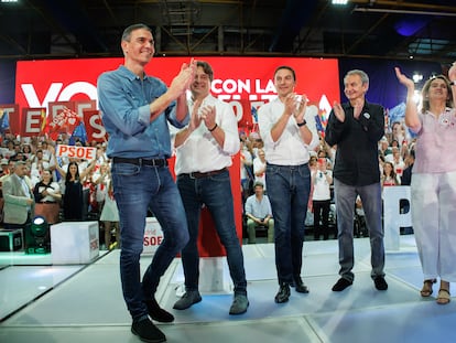 El secretario general del PSOE y presidente del Gobierno, Pedro Sánchez, la candidata socialista a las elecciones europeas, Teresa Ribera (1d), el expresidente del Gobierno, José Luis Rodríguez Zapatero, y el exlíder del PSOE en Madrid, Juan Lobato.