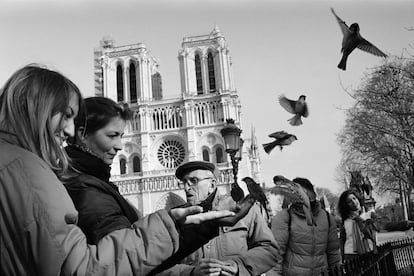 Ambiente frente a la Catedral de Notre Dame en 2004.