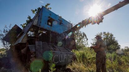 Un soldado ucranio observa un tanque ruso capturado por su unidad en la región de Donetsk, el 19 de junio.