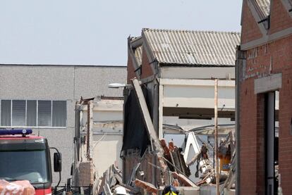 Destrozos en un almacén en la localidad de San Felice sul Panaro después de que un terremoto de magnitud 5,8 sacudiera la región de Emilia Romaña.