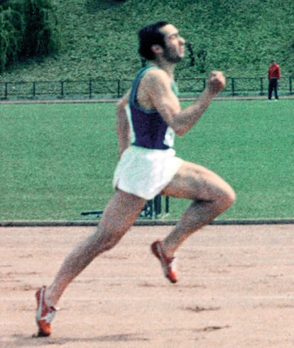 Aficionado al deporte en general, Rubalcaba destacó realmente en su juventud como velocista. En su época universitaria, a la que pertenece esta imagen, era capaz de correr los 100 metros en 10,9 segundos. Una lesión le apartó de las pistas, pero no le descentró de los estudios en la Facultad de Química de la Universidad Complutense de Madrid, en la que obtendría plaza como profesor titular tras doctorarse con Premio Extraordinario. Allí conoció también a su mujer, Pilar Goya, con la que lleva más de 30 años casado.