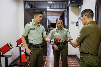 Alumnos manipulan armas de fuego, según protocolo de seguridad de la Escuela de Carabineros en Santiago (Chile).