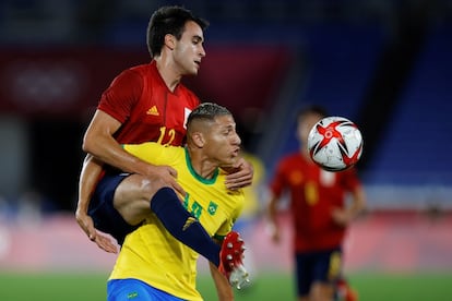 El defensa español Éric García pelea por el balón ante el delantero brasileño Richarlison.