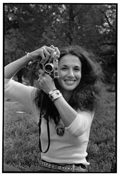 Mary Ellen Mark con su Leica en Central Park en 1970, en una imagen de autor desconocido.