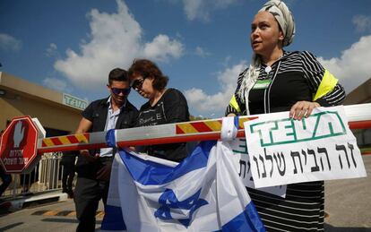 Trabajadores de Teva protestan contra los despidos en la planta de Kiryat Shmona (norte de Israel).