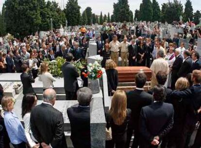 El cementerio de la Almudena, ayer, durante el entierro de Jesús de Polanco.