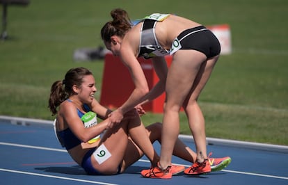 Segundo a crença popular, as mulheres são duras e competitivas entre si. Esta edição dos Jogos Olímpicos parece ter indicado o contrário. Durante a corrida de classificação dos 5.000m, a neozelandesa Nikki Hamblin sofreu uma queda e se chocou acidentalmente com a norte-americana Abbey D'Agostino, que a ajudou a se levantar. Poucos segundos depois, D’Agostino (que tinha sofrido uma torsão no tornozelo por causa do incidente) é que caiu. A neozelandesa retribuiu então o favor à norte-americana, ajudando-a a se levantar. Esse gesto, em vez de ser repreendido, foi recompensado pelos juízes, que as qualificaram para a final − apesar de elas não terem obtido os tempos necessários. Quando terminaram a prova, as duas se abraçaram. “Apesar da corrida e do resultado, este é um momento que nunca vou esquecer, essa menina sacudindo meu ombro e me dizendo: ‘Venha, vamos, levante-se’”, disse Hamblin.