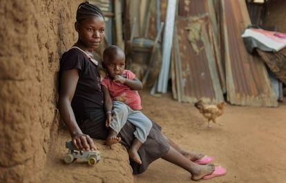 Harriet, de 17 años y residente en el condado de Migori, en el oeste de Kenia, abandonó el primer año de la escuela secundaria cuando quedó embarazada. No recibió información ni consejos sobre políticas que le permitieran continuar yendo a la escuela mientras estaba embarazada. Ella quiere formarse para poder encontrar un trabajo y cuidar a su hijo.