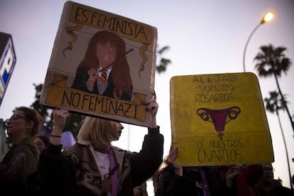 Andalucía cierra la jornada con motivo del Día Internacional de la Mujer con manifestaciones que han reunido a miles de personas en la tarde de este viernes en todas las provincias, en las que a lo largo del día se han celebrado un total de 139 acciones reivindicativas autorizadas por las subdelegaciones del Gobierno. En la imagen, dos manifestantes sujetan carteles en la marcha en Sevilla.