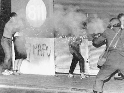 Policías antidisturbios disparan gases lacrimógenos contra manifestantes opositores a la dictadura de Pinochet, el 18 de noviembre de 1983.