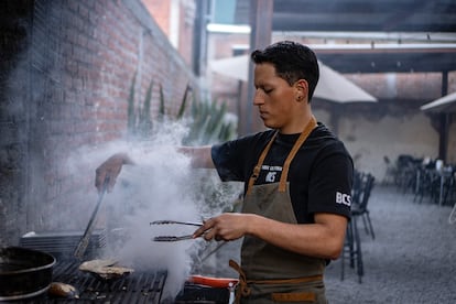 Gabriel Torres cocina almejas al gratín.