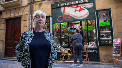 Esther Estrada frente a su alpargatería de San Sebastián, Piluka Aranguren en Bodegas Lo Máximo en Madrid y Gonzalo Alonso en el escaparate de su tienda en Valladolid.