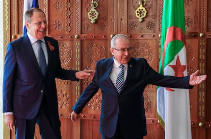 El ministro de Exteriores argelino, Ramtane Lamamra (derecha), recibía en mayo a su homólogo ruso, Sergei Lavrov, para un encuentro en Argel.