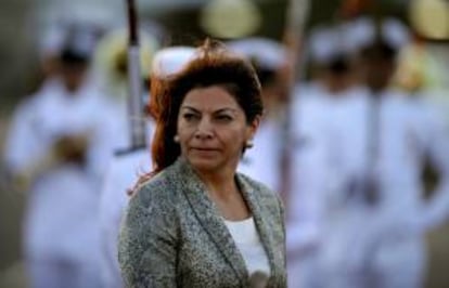 La presidenta de Costa Rica Laura Chinchilla recibe honores a su llegada al aeropuerto Rafael Núñez , en Cartagena (Colombia) para participar en la VIII Cumbre de la Alianza Pacífico.